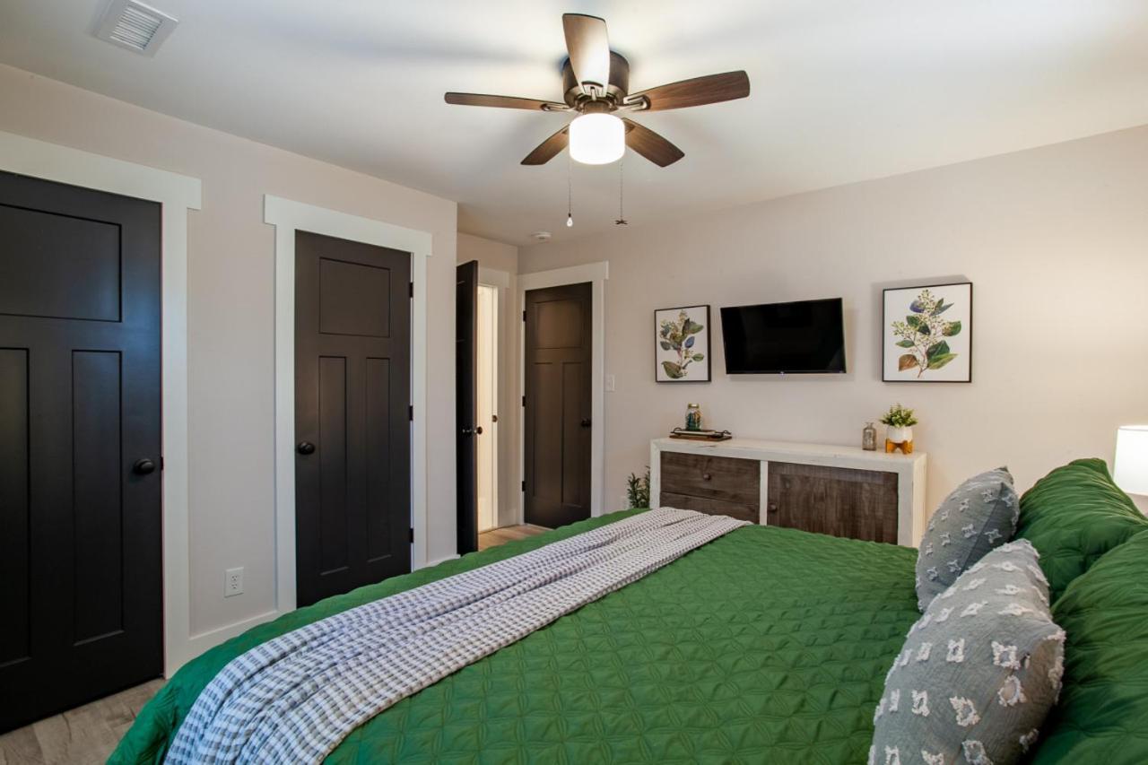 Blue Valley Inn - Hot Tub & Spacious Play Area! Knoxville Exterior photo
