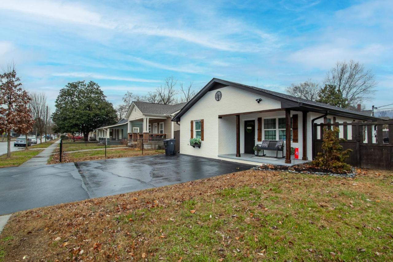 Blue Valley Inn - Hot Tub & Spacious Play Area! Knoxville Exterior photo